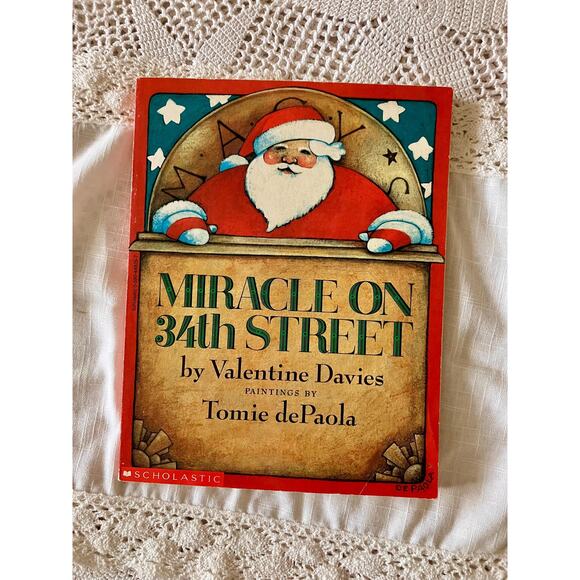 Miracle on 34th Street: 1991 Scholastic Edition, Tomie dePaola Illustrations - Picture 1 of 7